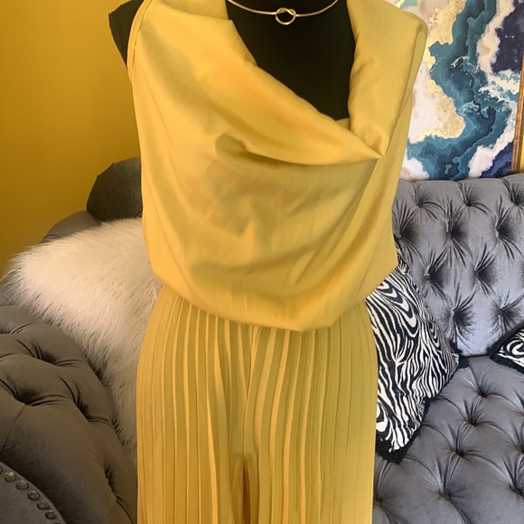 Gold sleeveless pleated leg jumpsuit - Picture 5 of 12